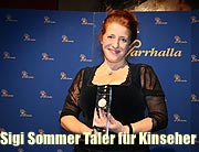 Luise Kinseher wurde am 20.11.2016 der Sigi-Sommer Taler der Narrhalla überreicht (©Foto: Martin Schmitz)